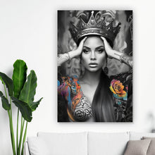 Lade das Bild in den Galerie-Viewer, Leinwandbild Moderne Frau mit Krone und Schmuck Hochformat