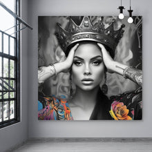 Lade das Bild in den Galerie-Viewer, Poster Moderne Frau mit Krone und Schmuck Quadrat
