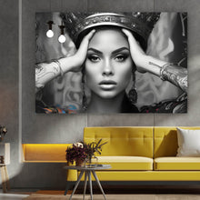 Lade das Bild in den Galerie-Viewer, Aluminiumbild Moderne Frau mit Krone und Schmuck Querformat
