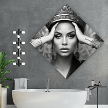 Lade das Bild in den Galerie-Viewer, Leinwandbild Moderne Frau mit Krone und Schmuck Raute