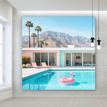Lade das Bild in den Galerie-Viewer, Aluminiumbild gebürstet Modernes Poolhaus mit Palmen und Bergkulisse Quadrat