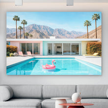 Lade das Bild in den Galerie-Viewer, Leinwandbild Modernes Poolhaus mit Palmen und Bergkulisse Querformat
