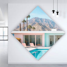 Lade das Bild in den Galerie-Viewer, Aluminiumbild gebürstet Modernes Poolhaus mit Palmen und Bergkulisse Raute