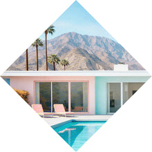 Lade das Bild in den Galerie-Viewer, Aluminiumbild gebürstet Modernes Poolhaus mit Palmen und Bergkulisse Raute
