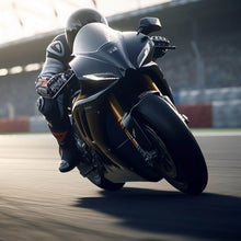 Lade das Bild in den Galerie-Viewer, Poster Motorradfahrt auf der Rennstrecke bei Sonnenuntergang Quadrat
