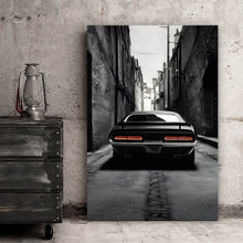 Lade das Bild in den Galerie-Viewer, Aluminiumbild Muscle Car in düsterer Gasse Hochformat