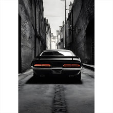 Lade das Bild in den Galerie-Viewer, Aluminiumbild Muscle Car in düsterer Gasse Hochformat