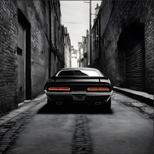 Lade das Bild in den Galerie-Viewer, Spannrahmenbild Muscle Car in düsterer Gasse Quadrat