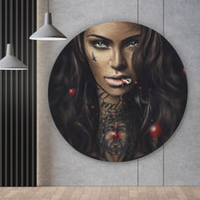 Lade das Bild in den Galerie-Viewer, Aluminiumbild gebürstet Mystische Frau mit intensivem Blick Kreis