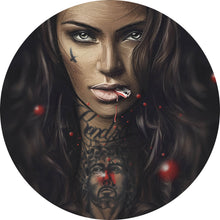 Lade das Bild in den Galerie-Viewer, Aluminiumbild gebürstet Mystische Frau mit intensivem Blick Kreis