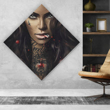 Lade das Bild in den Galerie-Viewer, Poster Mystische Frau mit intensivem Blick Raute