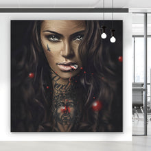 Lade das Bild in den Galerie-Viewer, Poster Mystische Frau mit intensivem Blick Quadrat