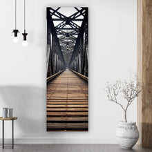 Lade das Bild in den Galerie-Viewer, Aluminiumbild gebürstet Mystische Stahlbrücke in die Ferne Panorama Hoch