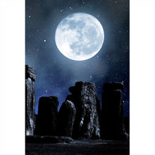 Lade das Bild in den Galerie-Viewer, Aluminiumbild gebürstet Mystische Steinformation unter leuchtendem Vollmond Hochformat