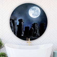 Lade das Bild in den Galerie-Viewer, Aluminiumbild gebürstet Mystische Steinformation unter leuchtendem Vollmond Kreis