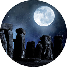 Lade das Bild in den Galerie-Viewer, Aluminiumbild gebürstet Mystische Steinformation unter leuchtendem Vollmond Kreis