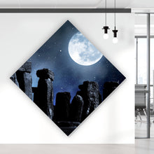 Lade das Bild in den Galerie-Viewer, Aluminiumbild gebürstet Mystische Steinformation unter leuchtendem Vollmond Raute
