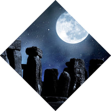 Lade das Bild in den Galerie-Viewer, Leinwandbild Mystische Steinformation unter leuchtendem Vollmond Raute