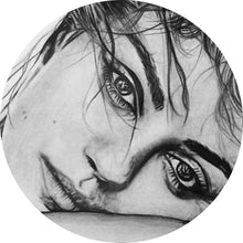 Lade das Bild in den Galerie-Viewer, Aluminiumbild gebürstet Nachdenkliches weibliches Gesicht Zeichenstil Kreis