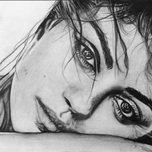 Lade das Bild in den Galerie-Viewer, Aluminiumbild gebürstet Nachdenkliches weibliches Gesicht Zeichenstil Quadrat