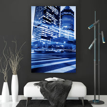 Lade das Bild in den Galerie-Viewer, Poster Nachtaufnahme einer Stadtstraße mit Hochhäusern Hochformat