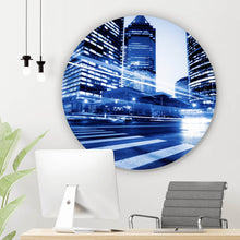 Lade das Bild in den Galerie-Viewer, Aluminiumbild gebürstet Nachtaufnahme einer Stadtstraße mit Hochhäusern Kreis