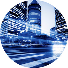 Lade das Bild in den Galerie-Viewer, Aluminiumbild gebürstet Nachtaufnahme einer Stadtstraße mit Hochhäusern Kreis