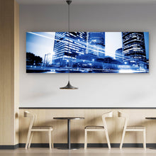 Lade das Bild in den Galerie-Viewer, Aluminiumbild gebürstet Nachtaufnahme einer Stadtstraße mit Hochhäusern Panorama