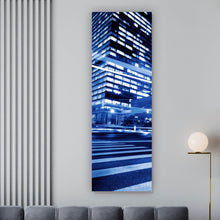 Lade das Bild in den Galerie-Viewer, Aluminiumbild Nachtaufnahme einer Stadtstraße mit Hochhäusern Panorama Hoch