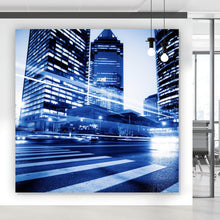 Lade das Bild in den Galerie-Viewer, Acrylglasbild Nachtaufnahme einer Stadtstraße mit Hochhäusern Quadrat