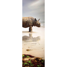 Lade das Bild in den Galerie-Viewer, Aluminiumbild Nashorn an der Küste Panorama Hoch