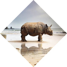Lade das Bild in den Galerie-Viewer, Leinwandbild Nashorn an der Küste Raute