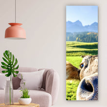 Lade das Bild in den Galerie-Viewer, Poster Neugierige Kuh auf grüner Wiese vor Berglandschaft Panorama Hoch
