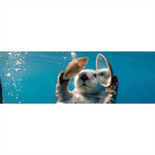 Lade das Bild in den Galerie-Viewer, Poster Niedlicher Otter mit Muscheln im Wasser Panorama