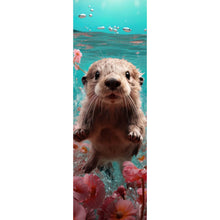 Lade das Bild in den Galerie-Viewer, Poster Niedlicher Otter unter Wasser mit Blumen Panorama Hoch