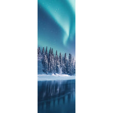 Lade das Bild in den Galerie-Viewer, Leinwandbild Nordlicht über verschneiter Winterlandschaft Panorama Hoch