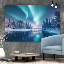 Lade das Bild in den Galerie-Viewer, Aluminiumbild gebürstet Nordlicht über verschneiter Winterlandschaft Querformat