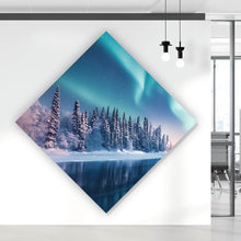 Lade das Bild in den Galerie-Viewer, Spannrahmenbild Nordlicht über verschneiter Winterlandschaft Raute