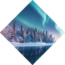 Lade das Bild in den Galerie-Viewer, Acrylglasbild Nordlicht über verschneiter Winterlandschaft Raute