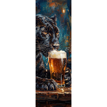 Lade das Bild in den Galerie-Viewer, Poster Panther genießt Bier Panorama Hoch