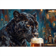 Lade das Bild in den Galerie-Viewer, Poster Panther genießt Bier Querformat