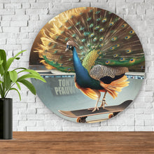 Lade das Bild in den Galerie-Viewer, Aluminiumbild Pfau auf Skateboard mit prächtigen Federn Kreis
