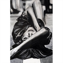 Lade das Bild in den Galerie-Viewer, Spannrahmenbild Porträt einer liegenden Frau auf der Straße Hochformat