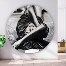 Lade das Bild in den Galerie-Viewer, Aluminiumbild Porträt einer liegenden Frau auf der Straße Kreis