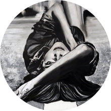 Lade das Bild in den Galerie-Viewer, Aluminiumbild Porträt einer liegenden Frau auf der Straße Kreis