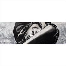 Lade das Bild in den Galerie-Viewer, Spannrahmenbild Porträt einer liegenden Frau auf der Straße Panorama