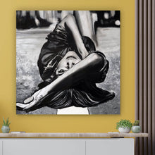 Lade das Bild in den Galerie-Viewer, Acrylglasbild Porträt einer liegenden Frau auf der Straße Quadrat