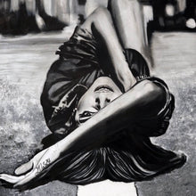 Lade das Bild in den Galerie-Viewer, Acrylglasbild Porträt einer liegenden Frau auf der Straße Quadrat