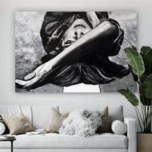 Lade das Bild in den Galerie-Viewer, Acrylglasbild Porträt einer liegenden Frau auf der Straße Querformat