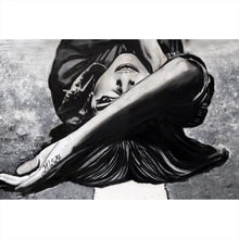 Lade das Bild in den Galerie-Viewer, Acrylglasbild Porträt einer liegenden Frau auf der Straße Querformat